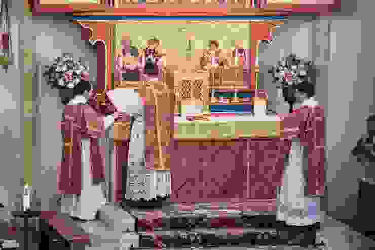 在歡樂主日（Gaudete Sunday），教會非常罕見地使用玫紅色（rose color）的祭衣，因為這是喜樂的象徵。（NLM Gaudete Sunday and Rorate Mass Photopost 2021 Part 3)