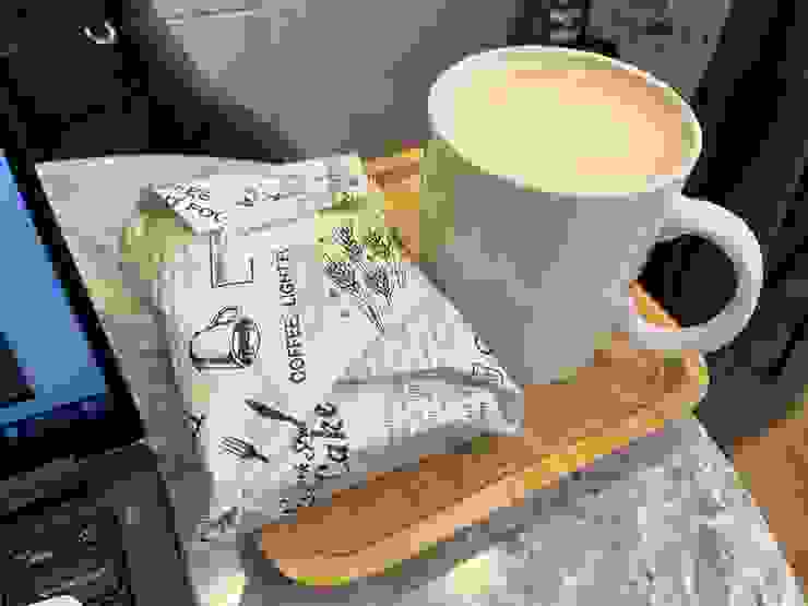 迷迭香雞腿三明治跟鮮奶茶。