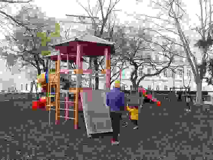 大童區的遊具比較高、體能遊戲為主；木色外採用塑膠溜滑梯，以其色彩增添活潑感，攀爬網、攀爬繩、螺旋攀爬梯的線條視覺也是彩色的，整體看起來非常舒服