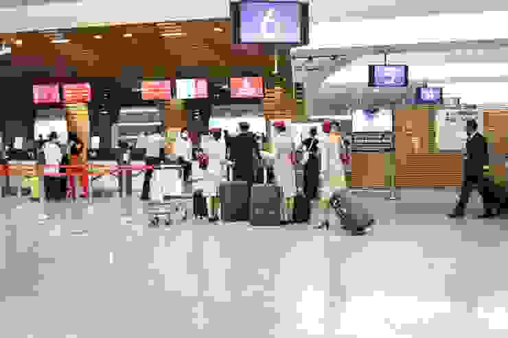 就在看著行李入關後，隔壁的阿聯酋空姐列隊出現；搭阿聯酋轉機去歐洲是長程目標之一。