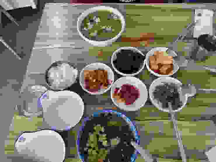 綠色的粥是鮑魚粥、海膽湯會附一碗飯、附小菜、冰玉米鬚茶