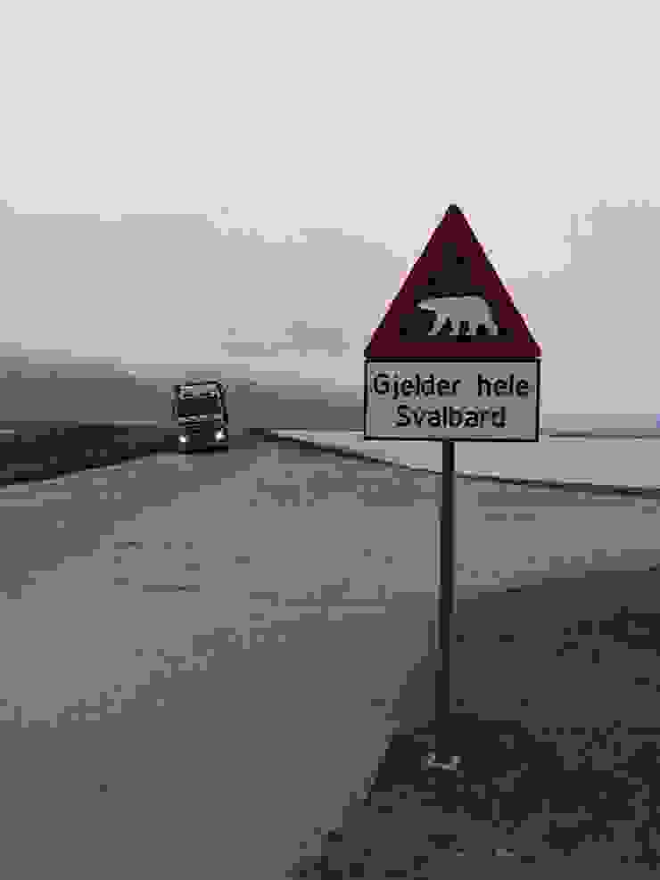 Gjelder hele Svalbard為全斯瓦巴之意，因此，此標誌指全斯瓦巴都得注意北極熊。迎面駛來的是運煤車。