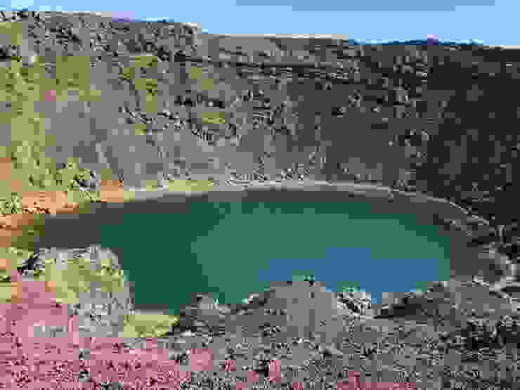 湖水在不同角度，透過光線及地景的折射產生不同顏色。
