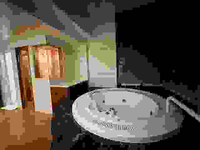桑拿間與大浴缸(照片晚上拍的，所以燈光暗暗的>< 請見諒!)