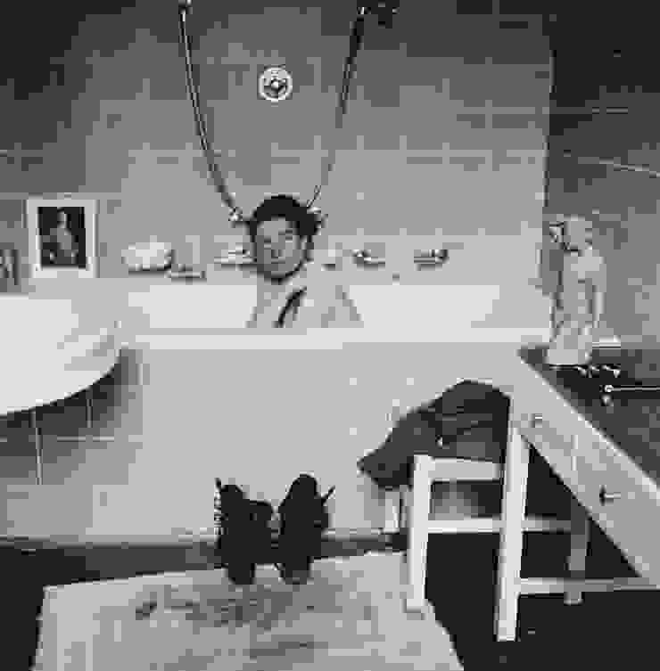 黎在希特勒的浴缸裡。攝政王廣場二十七號，德國慕尼黑，一九四五年四月三十日