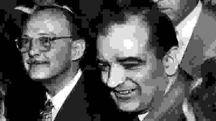拉铁摩尔（左）和指控他的麦卡锡参议员