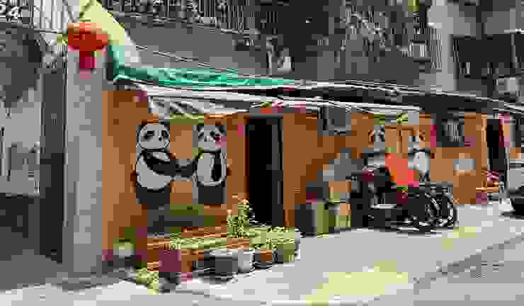 巷弄裡的街道上畫滿了代表性的熊貓