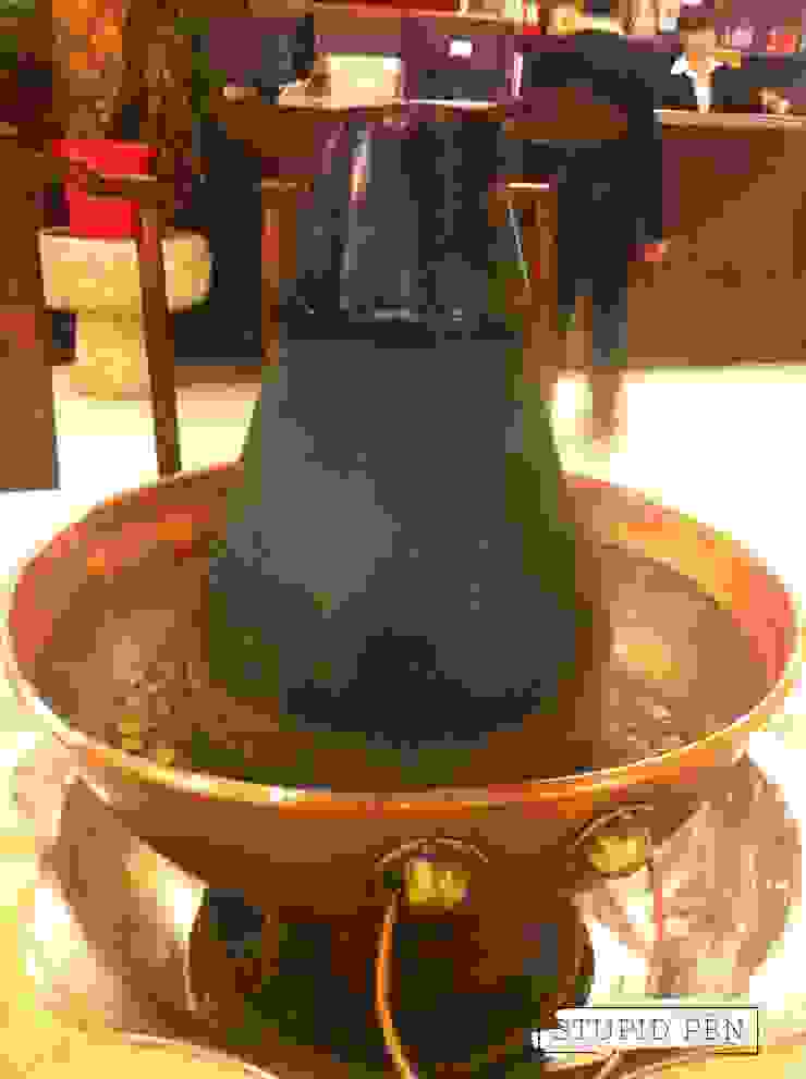 上來的銅鍋，中間管子裡面是炭
