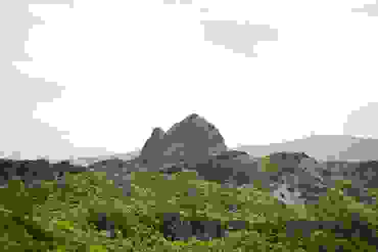 在飛龍臺附近拍攝的馬耳山（公馬耳峰、母馬耳峰）