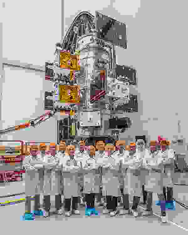 讓我們對國家太空中心團隊獻上最熱烈的喝采！圖為福衛七號團隊於發射前與福衛七號合影 來源／國家太空中心