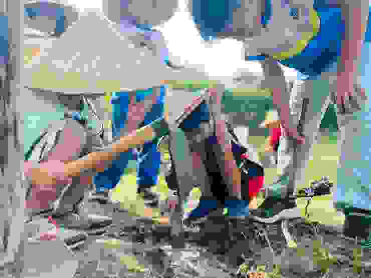 孩子們開心地挖著水道