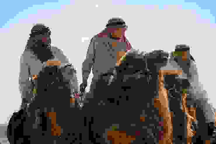 主角們騎駱駝通過死亡沙漠，圖片來源：TBS電視劇照