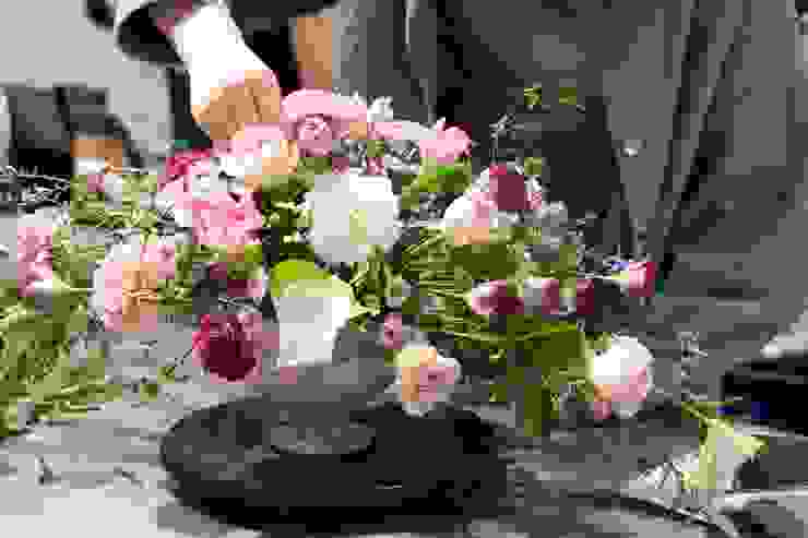本次花材：拿鐵玫瑰、桔梗、火鶴、粉色白色大康、鬱金香、雪松（還有兩個配葉忘了）
