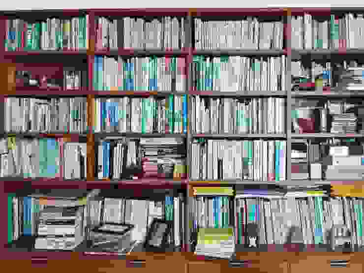 此非學校研究室，是我家書房，書櫃的書有前後兩排，很苦惱如何斷捨離呢！