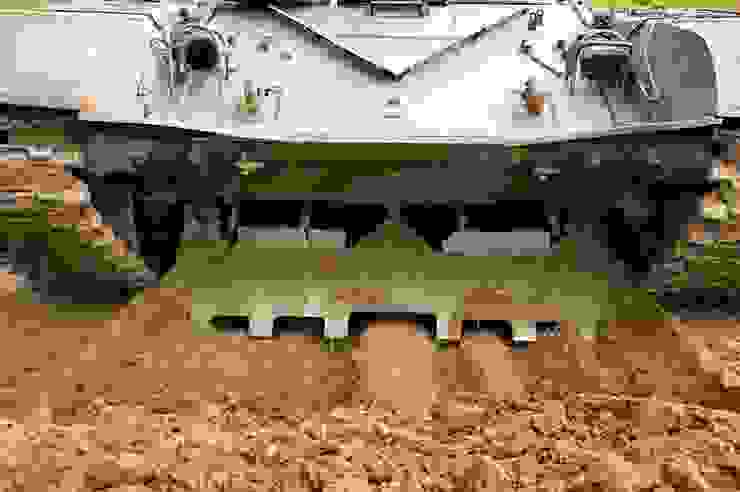 放下推土鏟的T-72