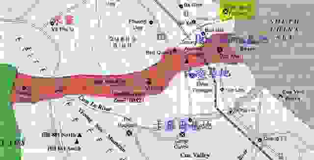 紅色地塊是南北越分界的非軍事區，藍色則是美軍鄰近基地，名義上南北越軍隊都不能進入這一區域，但眾所周知非軍事區，特別是衝突狀態下兩國之間的DMZ才是最 [熱鬧]的，兩邊都沒拿非軍事三字當一回事。