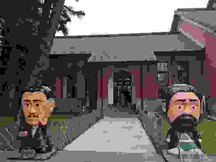 巴爾頓（右）、濱野彌四郎（左）在辦公室前的Q版雕像
