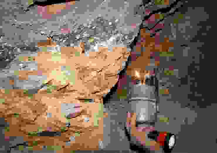 摩洛哥白鉛礦重晶石的礦洞內。資料來源：Mindat