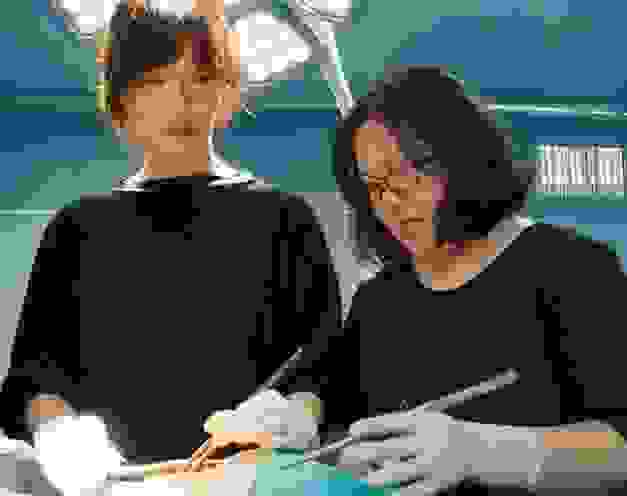 劉宗瑀醫師(右方)為「村裡來了個暴走女外科」小說作者，該小說拍攝為同名台劇有上架Netflix
