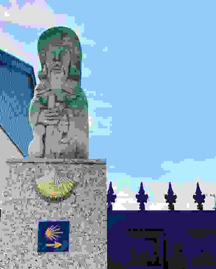圖八：居民自製的朝聖者箭頭與雕像