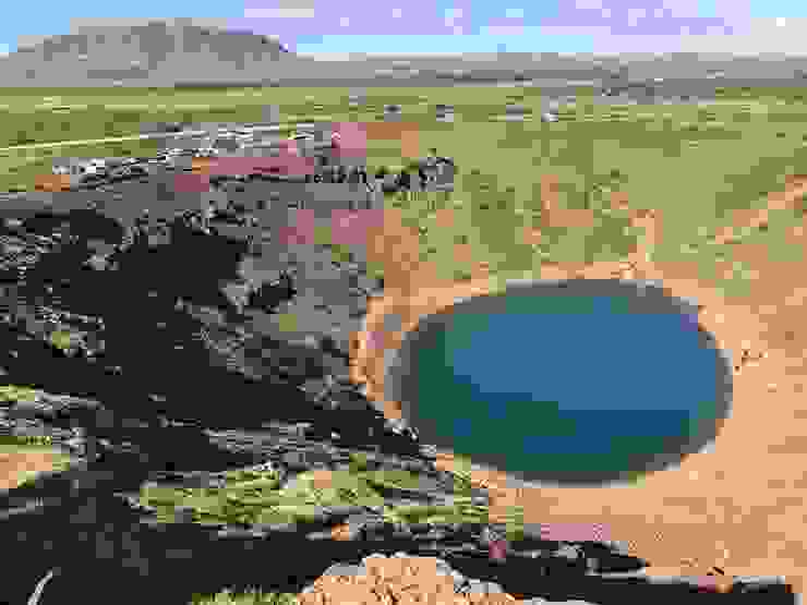 Kerið火口湖就像一顆藍寶石。火山口有步道環繞一周，湖畔亦有步道。