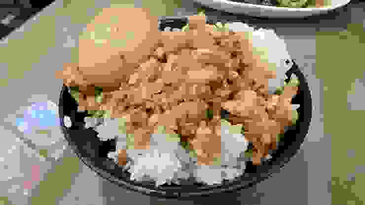 廣豐牛肉麵的小碗滷肉飯看起來根本像是大碗的!份量十足還送一顆滷蛋超級讚!