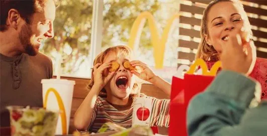 麥當勞利用影像元素，建構孩童對於快樂兒童餐、麥當勞整體的觀感，讓所有孩童看到快樂兒童餐便聯想到開心、歡樂。來源：麥當勞官方