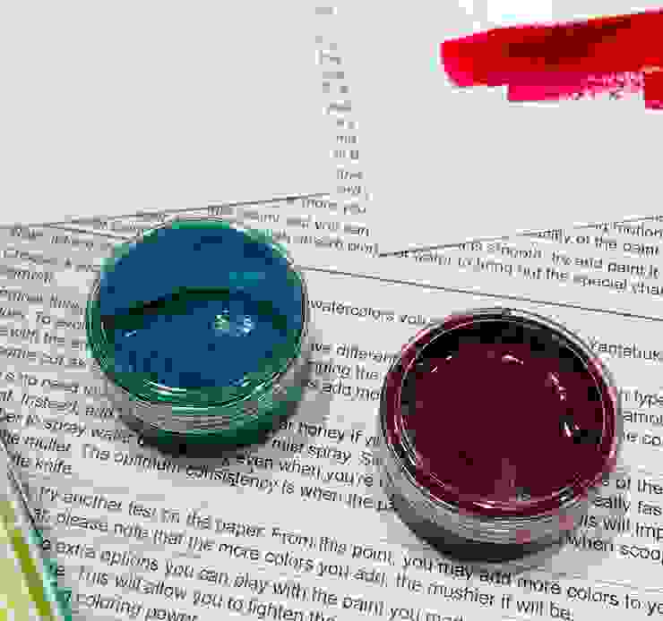 我調出的兩小罐水彩顏料，畫面上方是試色的紙張