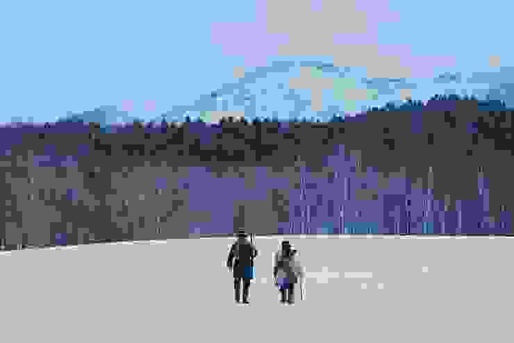 杉元與阿席莉帕一起走在北海道的冰雪大地上，圖片來源：Netflix