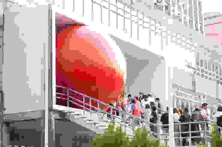 〔圖一〕紅球4/1落腳成大未來館，擠滿合照民眾