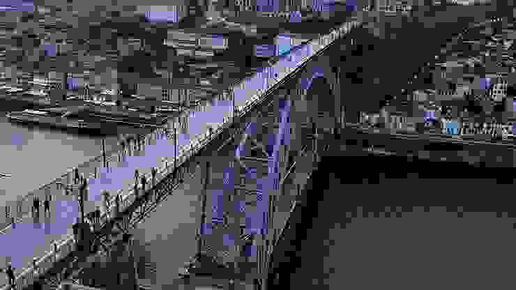 路易一世大橋有兩層寬8米的路面， 下層供汽車行駛上層是地鐵軌道。