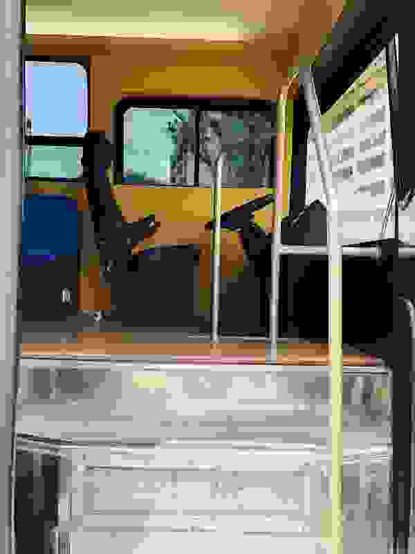 管理員說，上到幸福圖書巴士的孩子，大家想坐的地方都是駕駛座，而且一定要拍照留念。