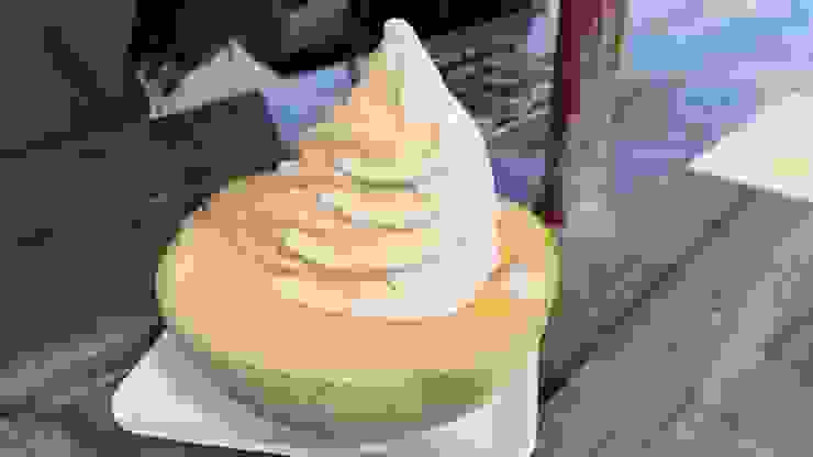 哈密瓜直接擠入冰淇淋，實在浮誇到不行。