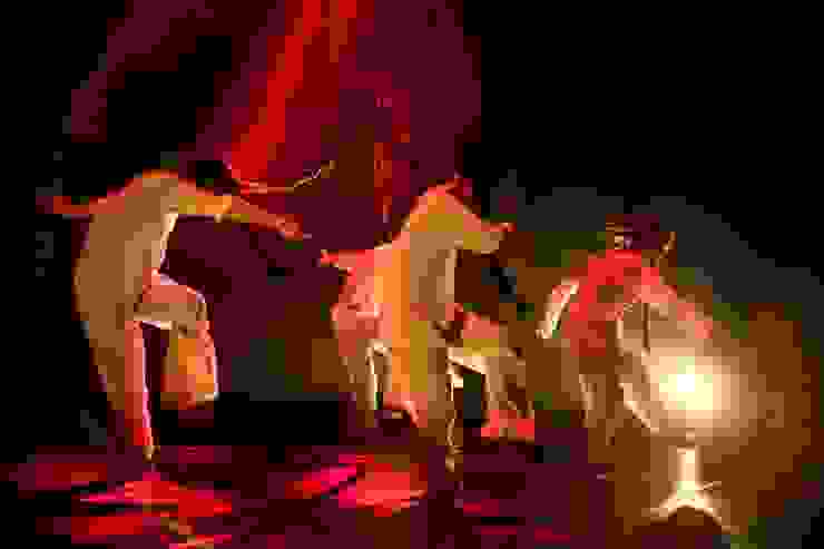 舞者以長髮辮牽引舞臺上方圓盤，迴旋狂舞。（圖片來源：https://www.facebook.com/youngstars.newvision/）