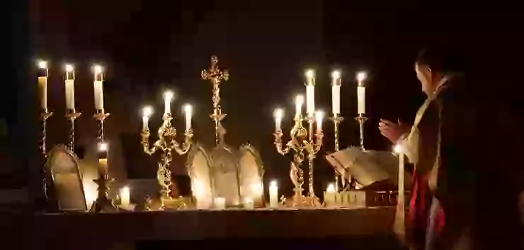 這是Rorate Mass，在將臨期特別敬禮聖母的一台彌撒（在四季齋期的週三）。教堂的燈光會關掉，只留下蠟燭，非常美！（來源：OnePeterFive blog, "The Rorate Caeli Mass: An Advent Tradition Honoring Our Lady"