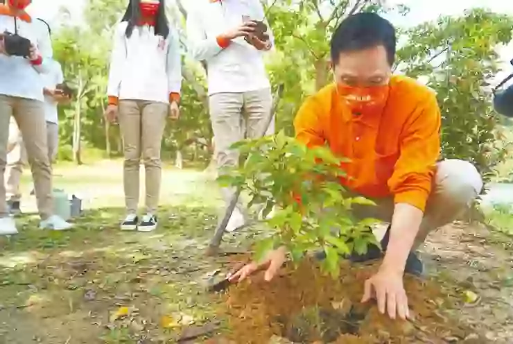 ▲台灣房屋集團總裁彭培業認為「植樹造林是我們能為環境做的最有意義的事情之一」，積極為邁向零碳時代而努力。(圖/台灣房屋)