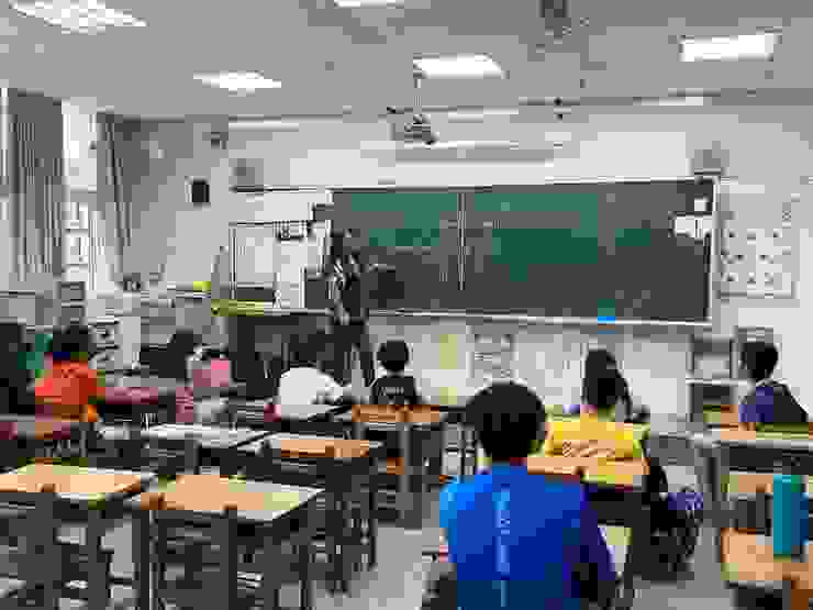 排灣語桌球課程的同學們在活動身體前，先認真學族語，期待能在接下來的課程學以致用。(圖新北市政府原民局提供)