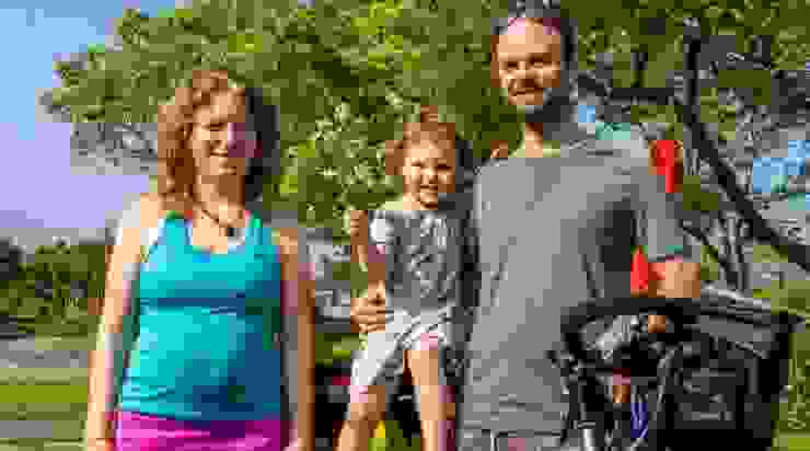 把騎單車環遊世界當成生活、七年在路上的瑞士家庭，右起：建築繪圖師Xavier、三歲半女兒Nayla、懷孕七個月的Celine（截圖於親子天下，張修維攝）
