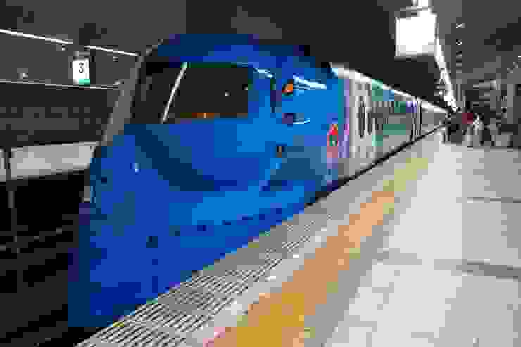 南海電鐵非常有特色的車頭，車身的彩繪是2025年的大阪萬博宣傳。
