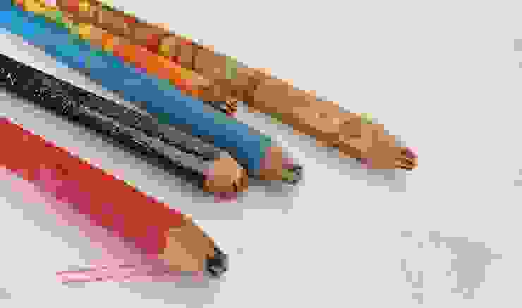 魔術色鉛筆，每一筆都是不同顏色，作畫過程令人期待
