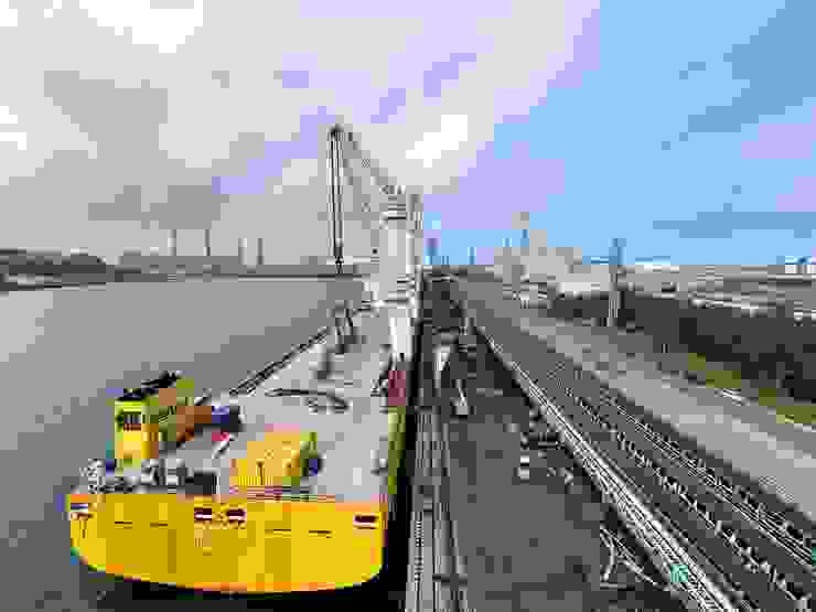 【海吊船再開回專用卸煤碼頭吊運卸煤機下半部大車支架，相較上半部簡單多了。主辦同仁至逸攝。】