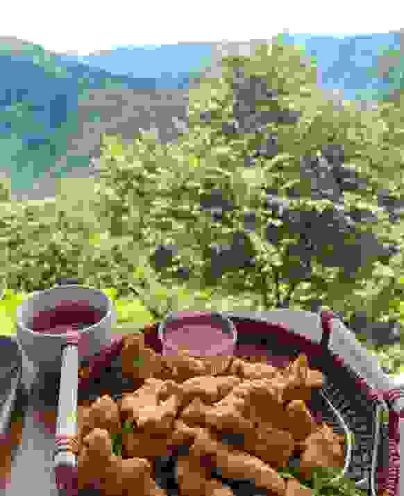下山後的午餐是一家很貴的雲南餐廳賣炸雞塊跟米線