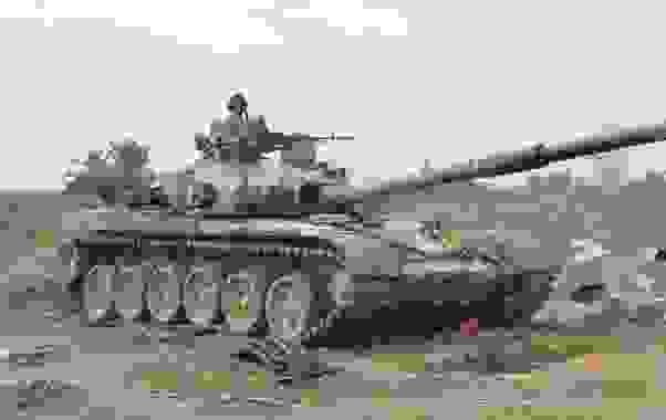 一輛伊拉克的T-72，主炮和煙霧彈發射器之間的黑色圓型組件就是與夜視鏡搭配的紅外線聚光燈，其發射的燈光經過紅外線濾光罩後肉眼不可件但在普通夜視鏡觀察下就如普通燈光一樣就如普通燈光一樣