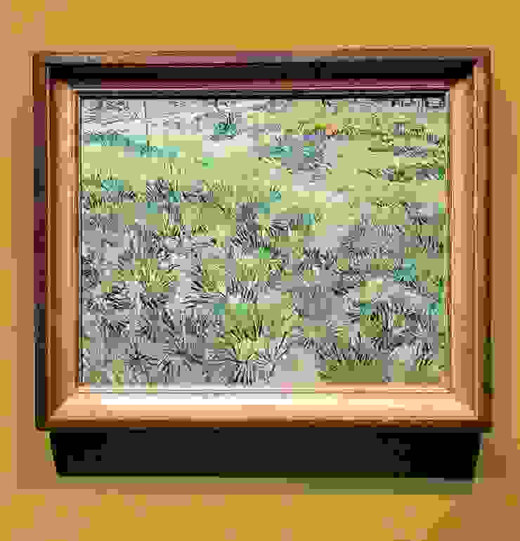 梵谷在精神病院畫的院草地。對面是莫內(可能)沒畫完的鳶尾花，很大幅，看到很多組在拍個人照。