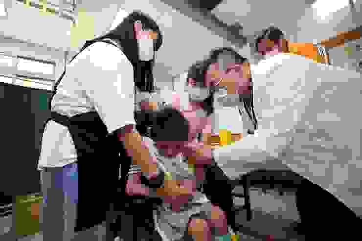 ▲施勝桓醫師免費為十方兒童施打高端腸病毒71型疫苗 。（圖／業者提供）