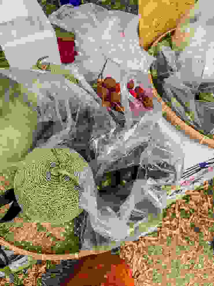 我買了4條100元的櫛瓜2包，50元超脆的小黃瓜，還有拔樂和荔枝。爬山兼買菜，是時間管理大師！！