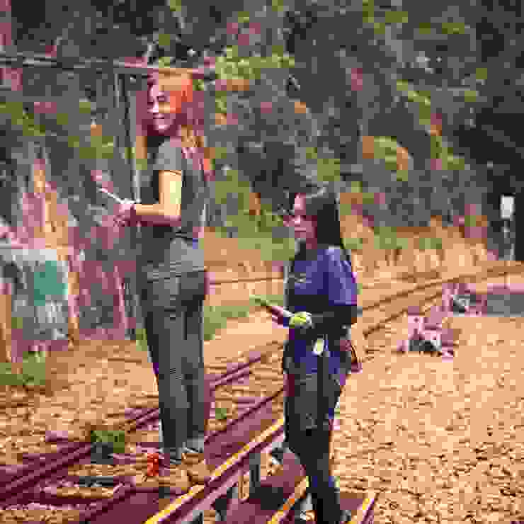 二位女子一點也不想趕路～～只想站高高等火車進站的瞬間拍下滿意的照片！！🤣