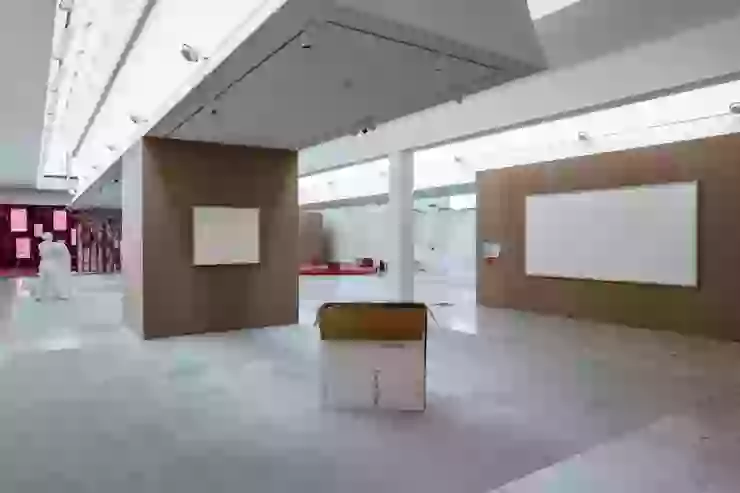 奧爾堡現代藝術博物館真的展示了兩個空白畫框，圖片來源：Kunsten Museum of Modern Art
