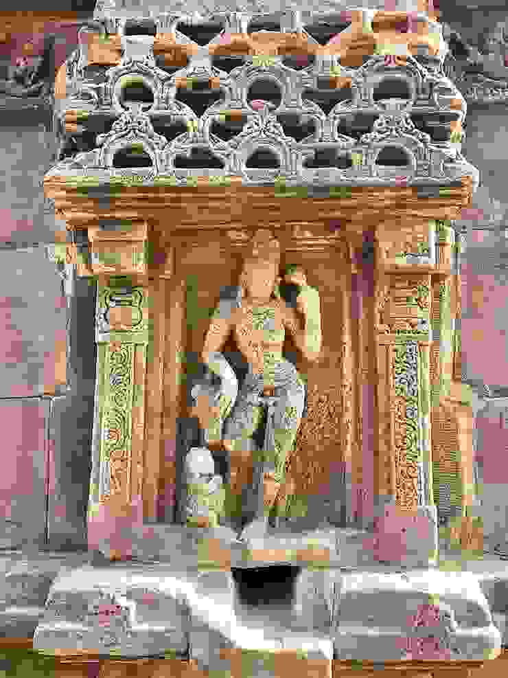 位於印度西南邊，卡納塔克邦一處名為Petirgal神廟，西元七至九世紀的雕塑