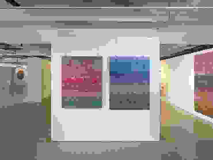 積吶虹光，〈虹〉，2017年，壓克力顏料、紙。